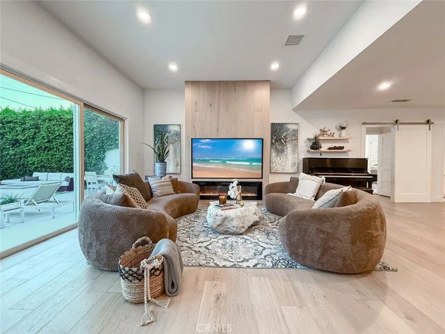 15722 Magnolia, Encino, CA 91436