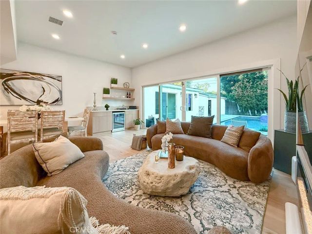 15722 Magnolia, Encino, CA 91436