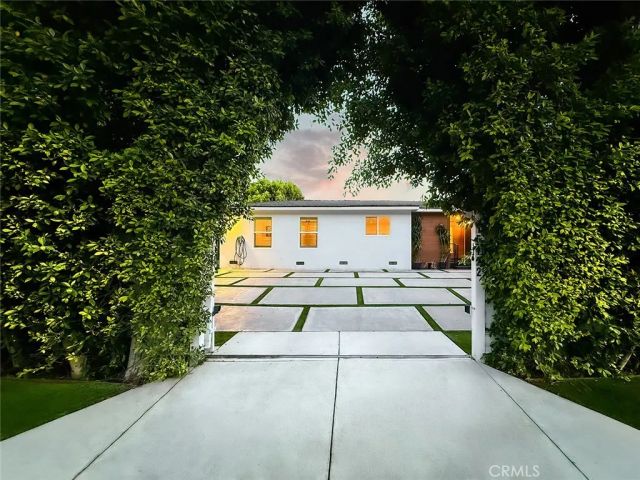 15722 Magnolia, Encino, CA 91436