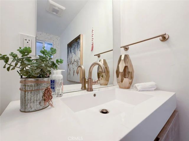 15722 Magnolia, Encino, CA 91436