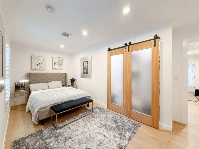 15722 Magnolia, Encino, CA 91436