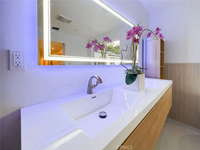 15722 Magnolia, Encino, CA 91436