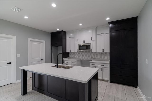 611 Tower Oak Drive, Alamo, TX 78516