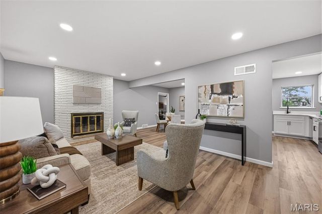 8605 Mayflower Court, University City, MO 63132