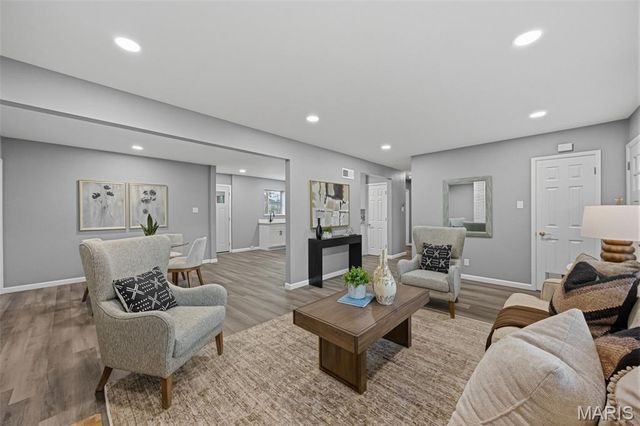 8605 Mayflower Court, University City, MO 63132