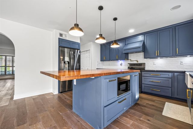 12618 Huntingwick Drive 100, Houston, TX 77024