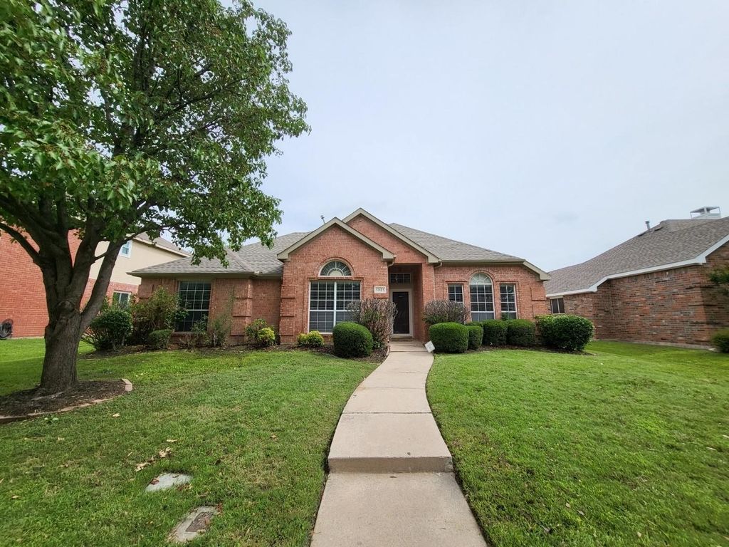 1321 Mustang Drive, Lewisville, TX 75067