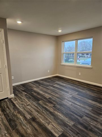 305 Deepwood Street, Dallas, TX 75217