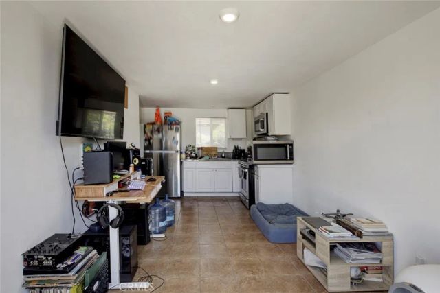 8022 Longridge Avenue, North Hollywood, CA 91605