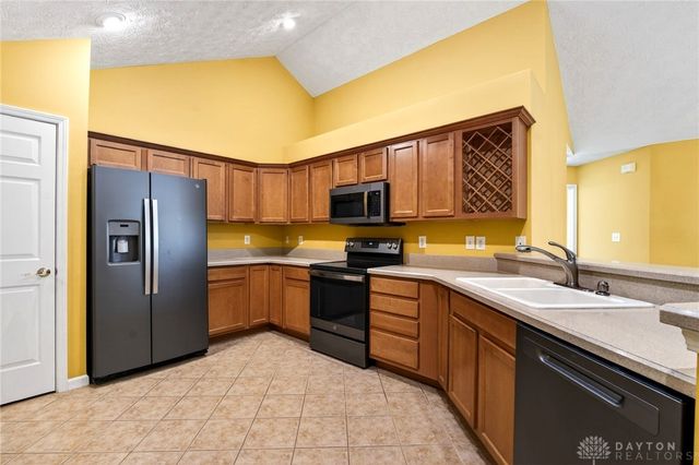 2028 Wentworth Village Drive, Bellbrook, OH 45305