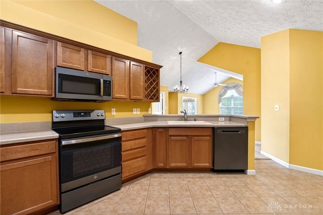 2028 Wentworth Village Drive, Bellbrook, OH 45305