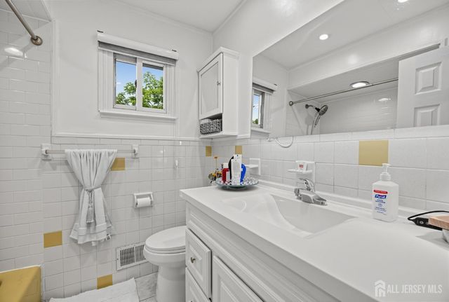 193 McFarlane Road, Colonia, NJ 07067
