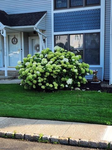 11 Burlington Ct, Hamburg Boro, NJ 07419