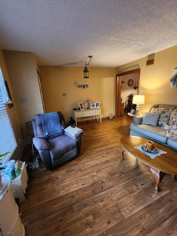 11 Burlington Ct, Hamburg Boro, NJ 07419