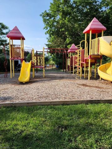 11 Burlington Ct, Hamburg Boro, NJ 07419