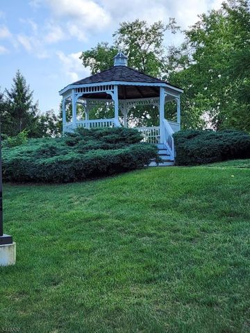 11 Burlington Ct, Hamburg Boro, NJ 07419