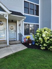 11 Burlington Ct, Hamburg Boro, NJ 07419