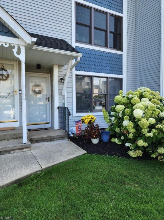 11 Burlington Ct, Hamburg Boro, NJ 07419
