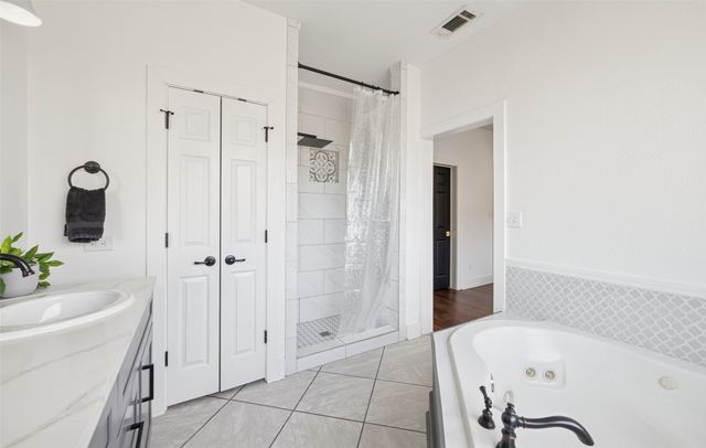 318 W Willingham Street, Cleburne, TX 76033