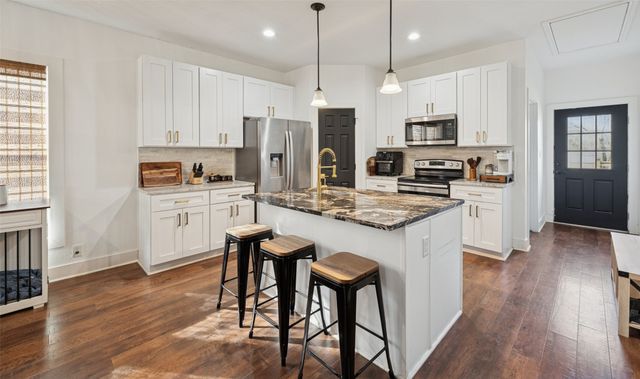 318 W Willingham Street, Cleburne, TX 76033