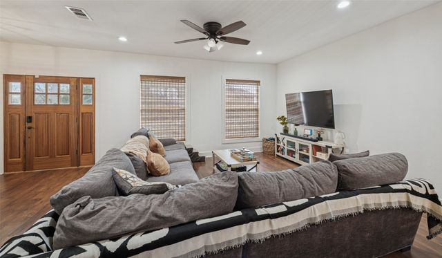 318 W Willingham Street, Cleburne, TX 76033