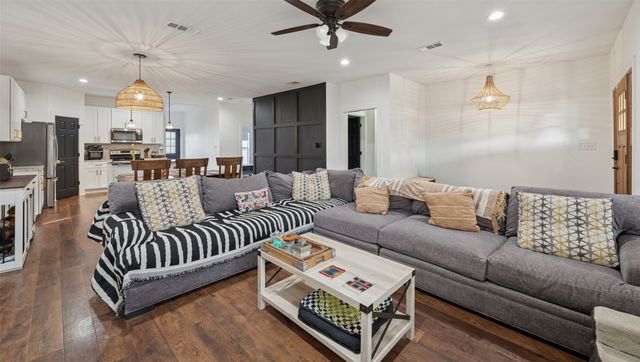 318 W Willingham Street, Cleburne, TX 76033