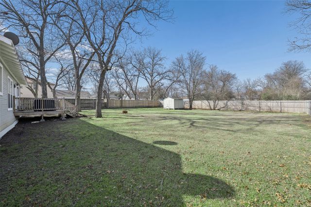 318 W Willingham Street, Cleburne, TX 76033