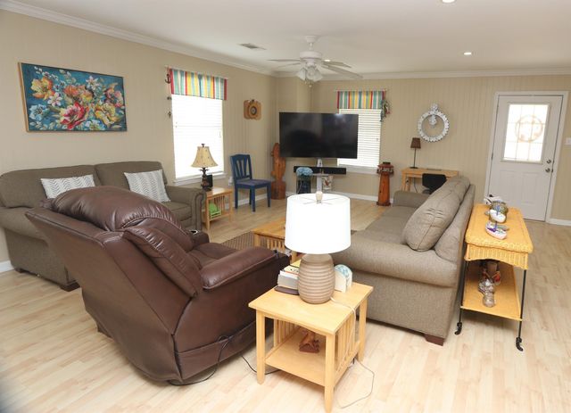 213 Birch Ln, Grand Isle, LA 70358