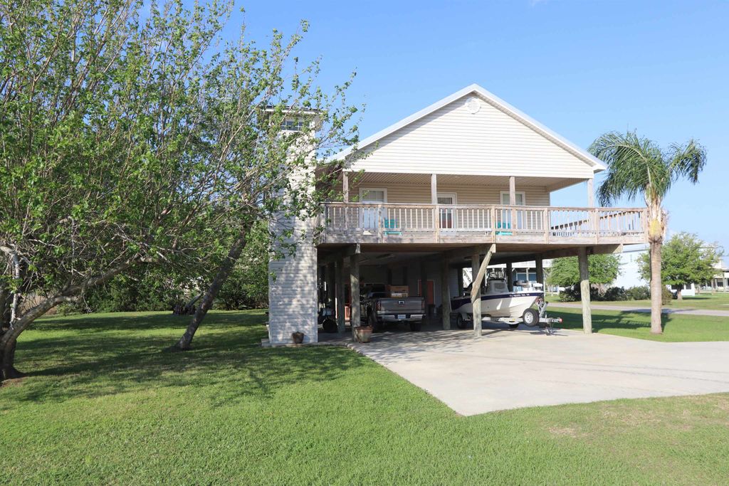 213 Birch Ln, Grand Isle, LA 70358