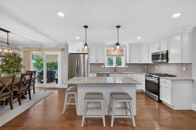 2 Hybrid Dr, Lakeville, MA 02347