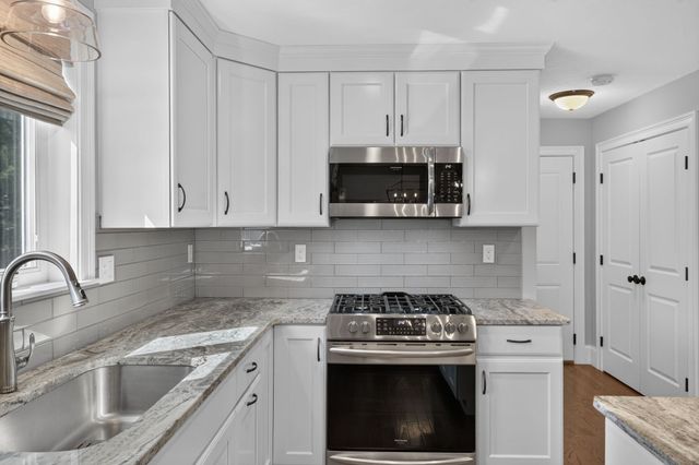 2 Hybrid Dr, Lakeville, MA 02347
