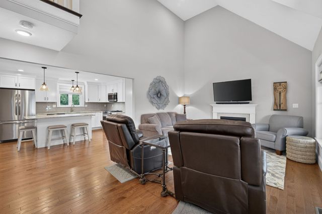 2 Hybrid Dr, Lakeville, MA 02347