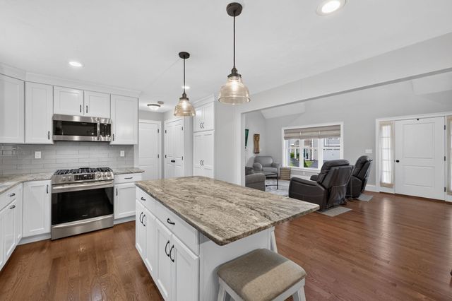 2 Hybrid Dr, Lakeville, MA 02347