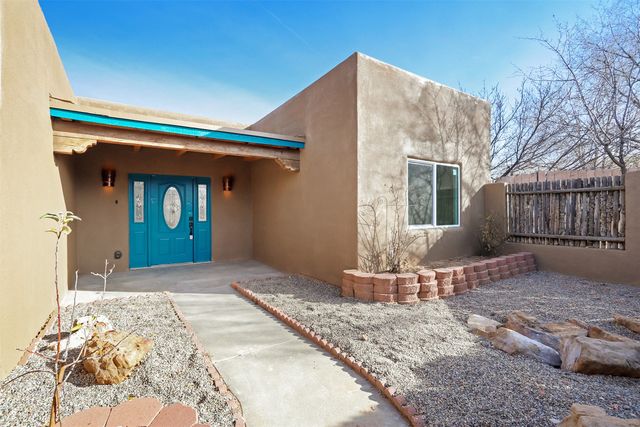 1647 Calle Sotero, Santa Fe, NM 87507