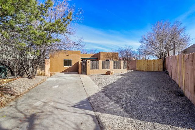 1647 Calle Sotero, Santa Fe, NM 87507