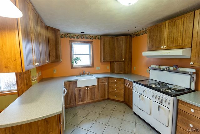 210 Melrose Drive, Clay, NY 13212