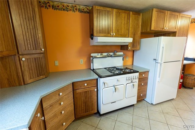 210 Melrose Drive, Clay, NY 13212