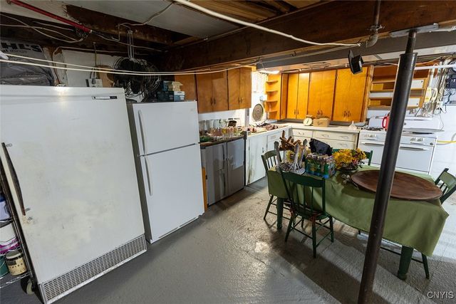 210 Melrose Drive, Clay, NY 13212