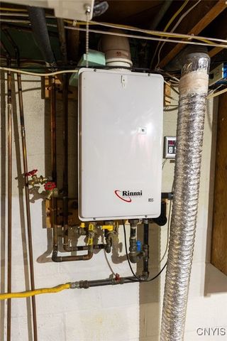 210 Melrose Drive, Clay, NY 13212