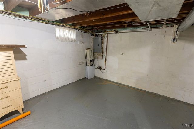 210 Melrose Drive, Clay, NY 13212