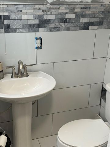 3230 Leslie Street, Detroit, MI 48238