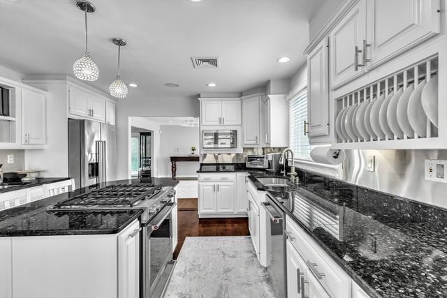 6 Strathmore Rd, Dartmouth, MA 02747