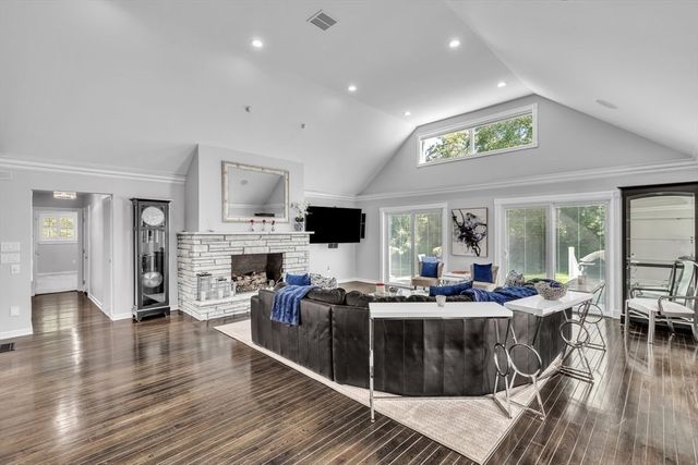 6 Strathmore Rd, Dartmouth, MA 02747