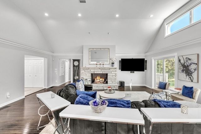 6 Strathmore Rd, Dartmouth, MA 02747