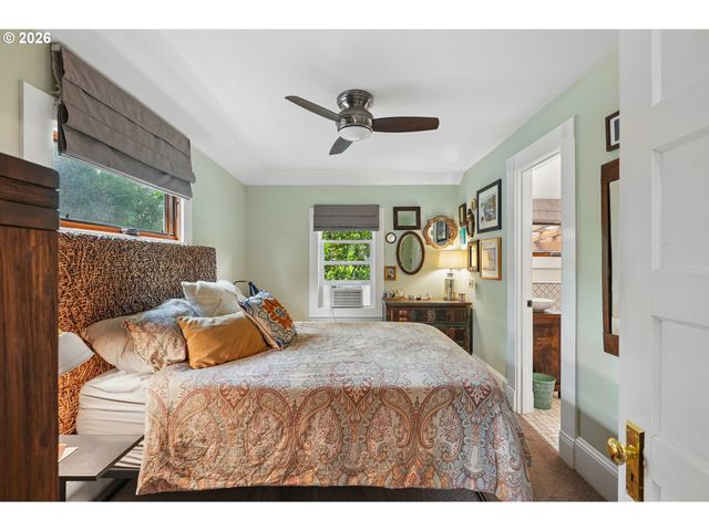 1905 Se HAROLD St, Portland, OR 97202