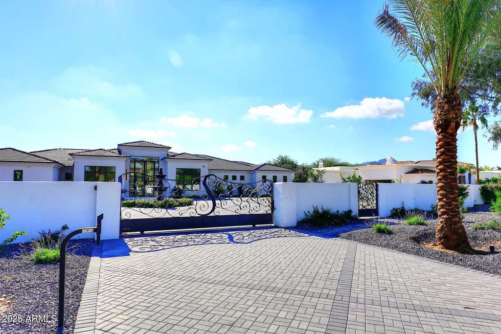 Image 3 of property listing at 6927 E DOUBLETREE RANCH Road, Paradise Valley, AZ 85253