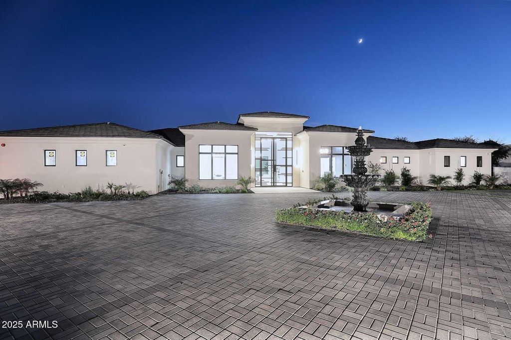 Image 5 of property listing at 6927 E DOUBLETREE RANCH Road, Paradise Valley, AZ 85253