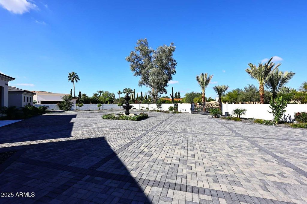 Image 6 of property listing at 6927 E DOUBLETREE RANCH Road, Paradise Valley, AZ 85253