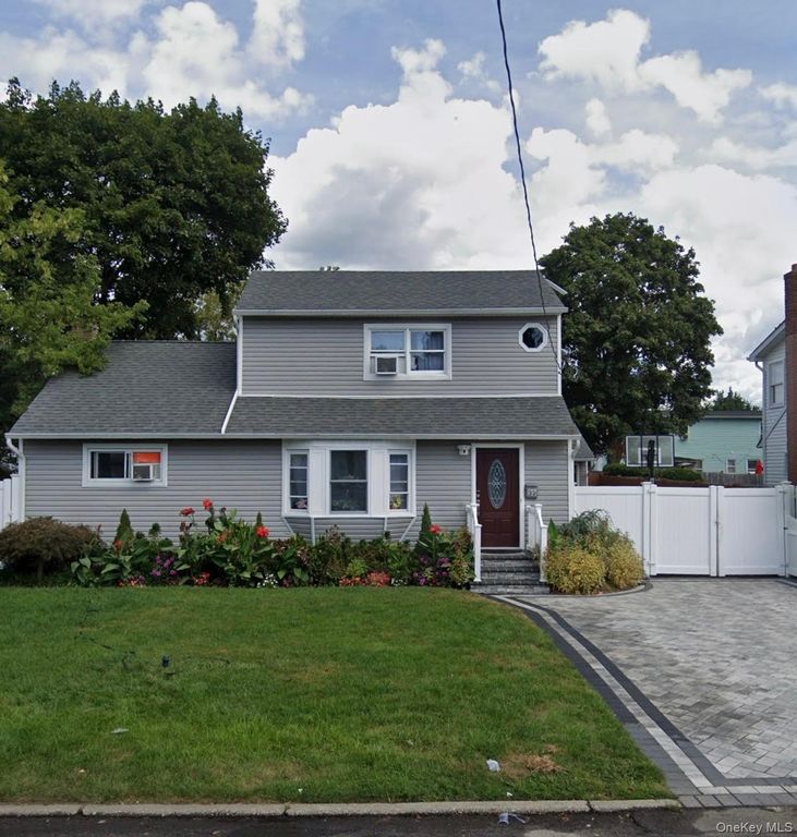 95 E Booker Avenue, Wyandanch, NY 11798