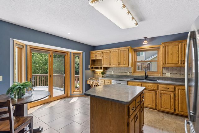 314 Wedgewood Drive, Mahtomedi, MN 55115